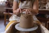 Жіночий гончар, що працює в керамічній студії. працює на гончарному колесі. малий творчий бізнес під час пандемії коронавірусу 19 . — стокове фото