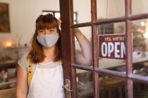Portrait of caucasian woman wearing face mask at pottery studio. small creative business during covid 19 coronavirus pandemic. — Stock Photo