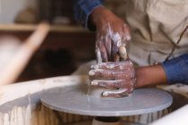 Potier féminin travaillant dans un atelier de poterie. travailler à une roue de potiers. petite entreprise créative pendant la pandémie de coronavirus covid 19. — Photo de stock
