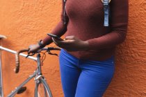 Африканська американка, яка користується смартфоном на вулиці і приблизно в місті під час пандемії коронавірусу.. — стокове фото
