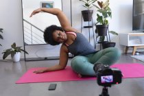 Африканська американка-блогер записує відео. про фізичні вправи. Самоізоляція вдома під час коронавірусу (19 пандемії). — стокове фото