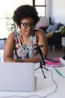 African american female vlogger enregistrant une vidéo à l'aide d'un ordinateur portable. auto-isolement technologie communication à la maison pendant coronavirus covid 19 pandémie. — Photo de stock