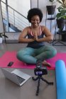 African american female vlogger enregistrement d'une vidéo. sur la méditation. auto-isolement technologie communication à la maison pendant coronavirus covid 19 pandémie. — Photo de stock