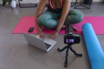 Una vlogger afroamericana che registra un video. sull'esercizio fisico. tecnologia di autoisolamento comunicazione a casa durante coronavirus covid 19 pandemia. — Foto stock