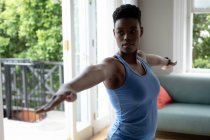 Donna afroamericana che fa esercizio di stretching a casa. stare a casa in isolamento personale in quarantena — Foto stock