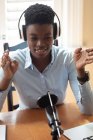 Afroamerikanerin trägt Kopfhörer mit Mikrofon und Laptop. Kommunikation online, zu Hause bleiben in Selbstisolierung während Quarantäne Lockdown. — Stockfoto