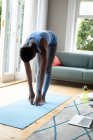Donna afroamericana che fa esercizio di stretching a casa. stare a casa in isolamento personale in quarantena — Foto stock