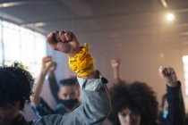 Многонациональная группа людей в масках для лица, поднимающих кулаки. Концепция гендерного расового равенства. — стоковое фото