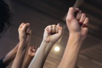Многонациональная группа людей в масках для лица, поднимающих кулаки. Концепция гендерного расового равенства. — стоковое фото