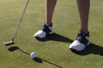 Niedrige Sektion der Frau, die Ball mit Schläger auf Golfplatz setzt. Sport Freizeit Hobbys Golf gesunder Lebensstil im Freien. — Stockfoto