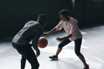 Uomini e donne afroamericani in piedi in un edificio urbano vuoto a giocare a basket. fitness urbano stile di vita sano. — Foto stock
