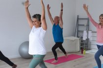 Vielfältige Seniorengruppe nimmt an Fitnesskursen zu Hause teil. Gesundheit Fitness Wohlbefinden im Altenheim. — Stockfoto