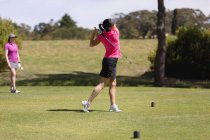 Mulher branca praticando golfe no campo de golfe em um dia ensolarado brilhante. conceito de esportes e estilo de vida ativo. — Fotografia de Stock