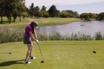 Mulher caucasiana a jogar golfe e a tentar. esporte lazer hobbies golfe saudável ao ar livre estilo de vida. — Fotografia de Stock