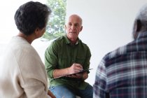 Diversi gruppi di anziani che parlano durante una sessione di terapia di gruppo a casa. salute fitness benessere a casa di cura senior. — Foto stock