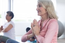 Groupe diversifié d'aînés prenant part à des cours de yoga à la maison. santé fitness bien-être au foyer de soins pour personnes âgées. — Photo de stock