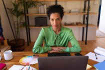 Retrato de mujer caucásica usando laptop trabajando desde casa. Permanecer en casa en aislamiento durante el bloqueo de cuarentena. - foto de stock