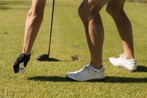 Homme plaçant une balle de golf sur le vert. Golf passe-temps sportif, mode de vie sain à la retraite. — Photo de stock