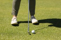 Frau mit Golfschläger bereitet sich auf Schlag auf dem Grün vor. Golf Sport Hobby, gesunder Lebensstil im Ruhestand. — Stockfoto