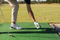 Mann platziert einen Golfball auf dem Grün. Golf-Sport-Hobby, gesunder Lebensstil im Ruhestand. — Stockfoto