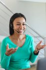 Afroamerikanerin mit Kopfhörer, die zu Hause einen Videoanruf auf dem Laptop führt. Zu Hause bleiben in Selbstisolierung in Quarantäne — Stockfoto