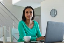 Retrato de mulher afro-americana usando laptop enquanto trabalhava em casa. ficar em casa em auto-isolamento em quarentena — Fotografia de Stock