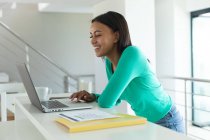 Afroamerikanerin benutzt Laptop, während sie von zu Hause aus arbeitet. Zu Hause bleiben in Selbstisolierung in Quarantäne — Stockfoto