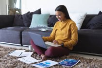 Африканская американка использует ноутбук во время работы из дома. оставаться дома в изоляции в карантинной изоляции — стоковое фото