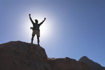 Uomo afroamericano che si allena all'aperto facendo escursioni su una montagna. allenamento fitness e stile di vita sano all'aperto. — Foto stock