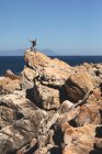 Hombre afroamericano haciendo ejercicio al aire libre haciendo senderismo en una montaña. entrenamiento de fitness y estilo de vida saludable al aire libre. - foto de stock