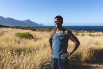 Porträt eines fitten, glücklichen afrikanisch-amerikanischen Mannes, der im Freien trainiert. Fitnesstraining und gesunder Lebensstil im Freien. — Stockfoto