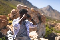 Portrait d'un homme afro-américain en forme prenant des photos à l'extérieur devant un appareil photo. entraînement physique et mode de vie sain en plein air — Photo de stock