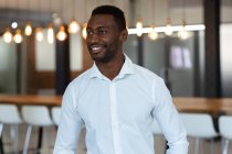 Портрет щасливого випадкового афроамериканського бізнесмена на посаді. бізнесмен на роботі в сучасному офісі . — стокове фото