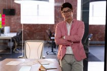 Портрет стильного азиатского бизнесмена со скрещенными руками, смотрящего в камеру. деловой человек за работой в современном офисе. — стоковое фото