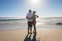 Feliz casal afro-americano na praia abraçando. tempo de lazer ao ar livre saudável pelo mar. — Fotografia de Stock