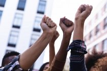 Підняті кулаки різних чоловічих і жіночих протестуючих демонструють на марші. демонстраційний марш рівних прав і справедливості . — стокове фото
