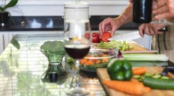 Midsection do homem sênior caucasiano na cozinha que prepara a comida, cortando verduras. ficar em casa em isolamento durante o confinamento de quarentena. — Fotografia de Stock