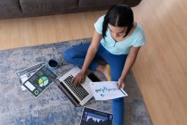 Mulher transgênero de raça mista trabalhando em casa usando laptop. ficar em casa em isolamento durante o confinamento de quarentena. — Fotografia de Stock