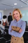 Портрет кавказької жінки, яка посміхається, стоячи в залі засідань в сучасному офісі. бізнес, професіоналізм та офісна концепція — стокове фото