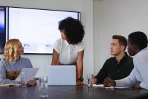 Team unterschiedlicher männlicher und weiblicher Kollegen diskutiert gemeinsam im Besprechungsraum im Büro. Business, Professionalität, Büro- und Teamwork-Konzept — Stockfoto