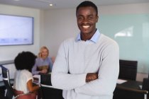 Ritratto di uomo afroamericano sorridente in piedi nella sala riunioni dell'ufficio moderno. business, professionalità e concetto di ufficio — Foto stock