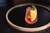 Vista de perto do coquetel de gin com limão fresco e alecrim na bandeja de madeira. conceito de bebida de cocktail tropical e de verão — Fotografia de Stock