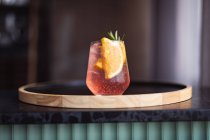 Крупним планом джин-коктейль зі свіжим лаймом і розмарином на дерев'яному лотку. концепція літнього і тропічного коктейлю — стокове фото