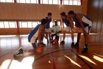 Diversos times masculinos de basquete e treinadores discutem táticas de jogo. basquete, treinamento esportivo em uma quadra interna. — Fotografia de Stock