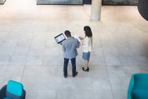 Visão geral de diversos empresários e empresárias discutindo juntos no escritório moderno. conceito de negócio e escritório — Fotografia de Stock