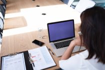 Mulher de negócios caucasiana usando laptop enquanto se senta na sala de reuniões no escritório moderno. conceito de negócio e escritório — Fotografia de Stock