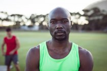 Ritratto di uomo afro-americano in forma che si esercita all'aperto, guardando dritto alla telecamera. sano stile di vita attivo, cross training per il fitness. — Foto stock