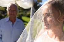 Счастливая кавказская невеста выходит замуж в солнечном саду, клянется. летняя свадьба, свадьба, любовь и праздник. — стоковое фото