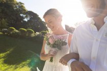 Noiva caucasiana feliz e noivo se casar e sorrindo. casamento de verão, casamento, amor e celebração conceito. — Fotografia de Stock