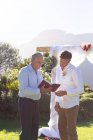 Kaukasischer Bräutigam heiratet und spricht mit Hochzeitsoffizier. Sommerhochzeit, Ehe, Liebe und Festkonzept. — Stockfoto